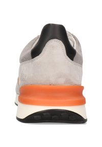 Graue Wildledersneaker mit schwarzem Fersenstück, orangefarbener Zwischensohle und weißer Außensohle. Verfügt über minimale Nähte und eine glatte Textur.