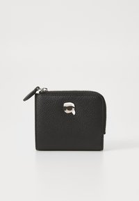 Μαύρο δερμάτινο πορτοφόλι με υφή, κλείσιμο με φερμουάρ και ασημένια λεπτομέρεια με καρτούν στο μπροστινό μέρος. Συμπαγής, ορθογώνιος σχεδιασμός.