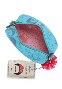 Borsetta turquoise con zip, decorata con disegni di volti astratti, interno floreale rosa, nastro rosa per la chiusura e un'etichetta beige con un volto stilizzato di Frida Kahlo.