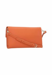 Borsa a tracolla in pelle sintetica arancione con design piatto, tracolla regolabile e hardware in metallo. Texture liscia, senza motivi visibili.