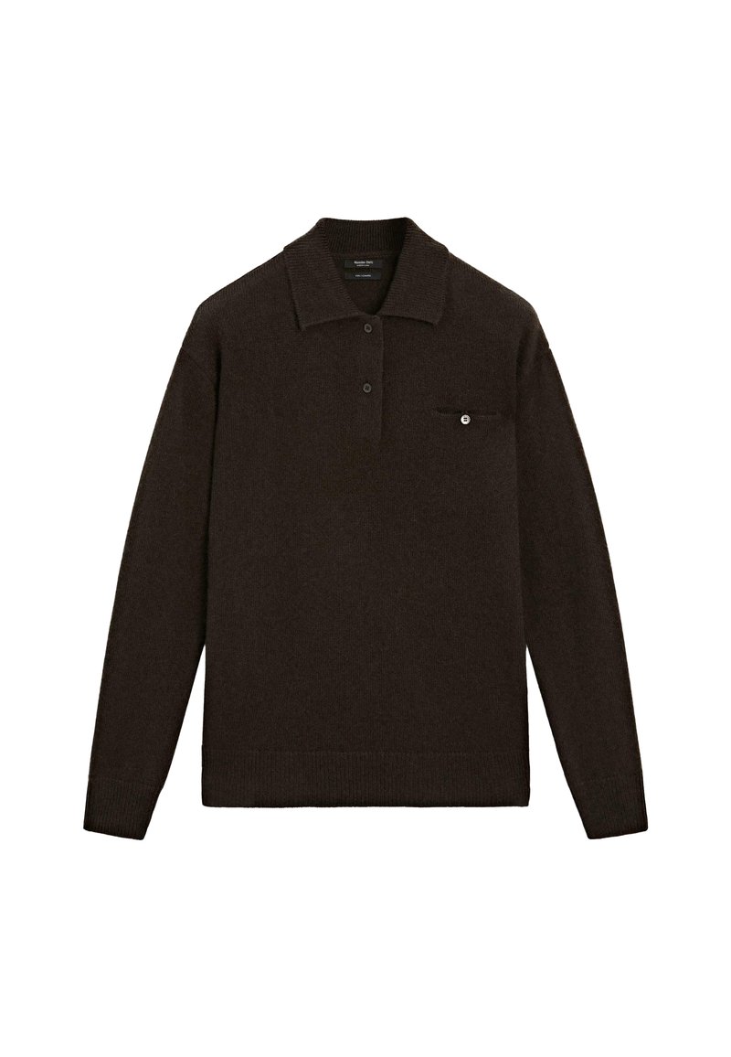 Pullovers di maglia marrone con collo, due bottoni e una piccola tasca sul petto. Presenta polsini e orlo a costine per una vestibilità strutturata.