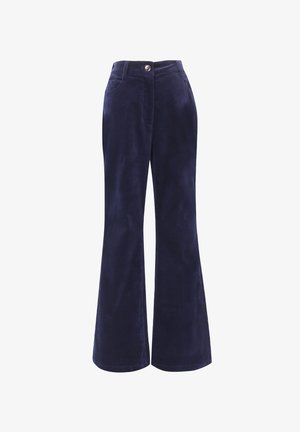 Marineblauwe flared corduroy broek met een knoopsluiting, twee voorzakken en een gladde, zachte textuur. Tailored fit met een lichte stretch.
