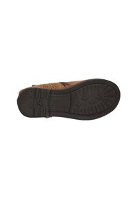 Bruine leren schoen met perforatiedesign, voorzien van een zwarte rubberen zool met getextureerde grippatronen en een eenvoudige accentband over de bovenkant.