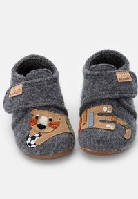 Szare filcowe kapcie z rzepem. Posiadają wzór lwa z piłką nożną oraz wielokolorowe akcenty po bokach. Gumowa podeszwa.