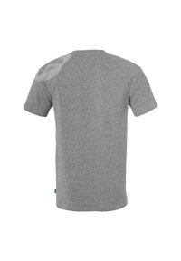T-shirt gris à manches courtes avec un col rond et des détails en maille sur l'épaule gauche. Fabriqué en tissu doux et respirant.
