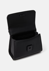 Schwarze Leder-Crossbody-Tasche in rechteckiger Form, mit Klappenverschluss und Innenreißverschlussfach. Glatte Oberfläche und minimales Zubehör.