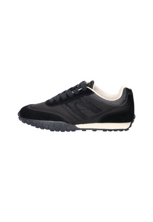 Zwarte sportieve schoen met een bovenwerk van suede en mesh, een ronde neus, een contrasterende witte tussenzool en een gestructureerde rubberen zool.