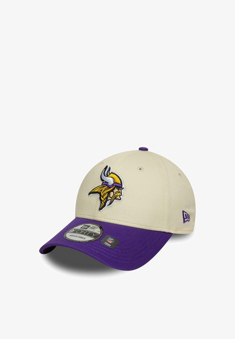 Casquette crème avec une visière violette, ornée d'un logo de Viking brodé en jaune et violet. Sangle arrière ajustable. Style 9FORTY.