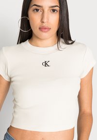 Calvin Klein Jeans CROPPED SLIM TEE - T-shirt básica - eggshell