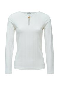 Top blanco de manga larga con textura acanalada, escote en forma de llave con un botón dorado como acento y silueta ajustada.