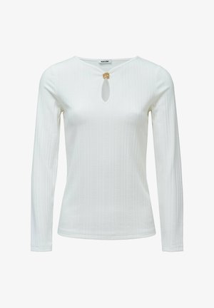 Top blanco de manga larga con textura acanalada, escote en forma de llave con un botón dorado como acento y silueta ajustada.