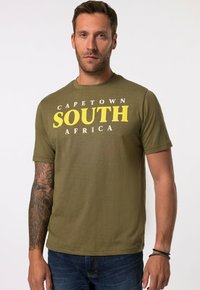 Olive zelené bavlněné tričko s bílým a žlutým nápisem "CAPE TOWN SOUTH AFRICA" v tučném písmu, krátkými rukávy a kulatým výstřihem.