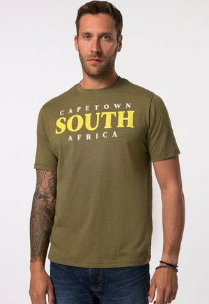 Oliwkowa bawełniana koszulka z krótkim rękawem, z okrągłym dekoltem, z napisem "CAPE TOWN SOUTH AFRICA" w białym i żółtym kolorze, napisany pogrubioną czcionką.