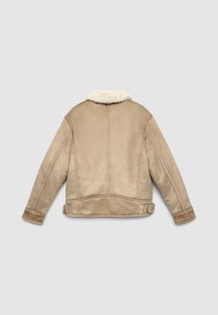 Giacca in camoscio beige con collo soffice, spalle strutturate e cinturini laterali regolabili. Tessuto liscio con dettagli di cuciture verticali.