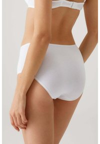 Witte katoenen hooggetailleerde slips, gladde textuur, volledige bedekking, met een zachte tailleband en geen zichtbare naden, ontworpen voor comfort.