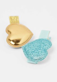 Dva sponky do vlasů ve tvaru srdce; jedna lesklá zlatá, druhá pokrytá turkisovým třpytem s světle modrým páskem.