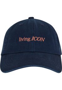 Temno modra bombažna kapa za bejsbol s ukrivljenim robom in vezenim napisom "living ICON" v svetlo oranžni barvi. Ima šest-delno zasnovo in ventilacijske luknje.