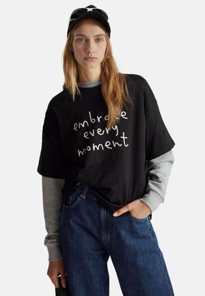 - T-shirt z nadrukiem