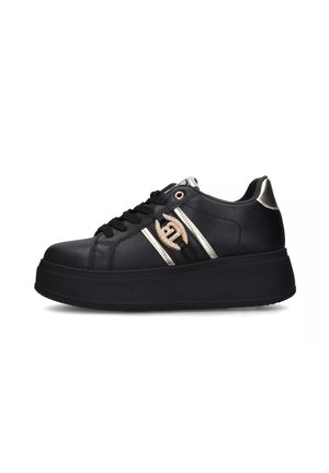 Le sneakers platform nere presentano una finitura in pelle liscia con accenti metallici dorati e una suola testurizzata a contrasto.