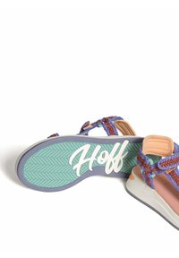 Multikleurige sandalen met geweven banden in roze en blauw, een gestructureerde mintgroene zool en een wit logo.