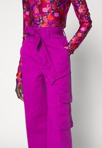 Veronica Beard Cargobyxor - pink