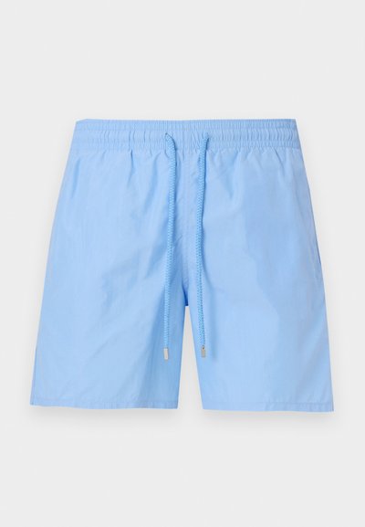 Ανοιχτό μπλε μαγιό σορτς με ελαστική μέση και κορδόνι στο ίδιο χρώμα, απλό σχέδιο, χωρίς ορατά λογότυπα ή σχέδια.