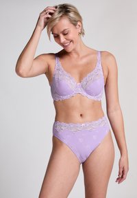 Lilafarbene Lingerie-Set mit einem transparenten Spitzenrand am BH und am Bund, verziert mit floralen Mustern und zarten Details.