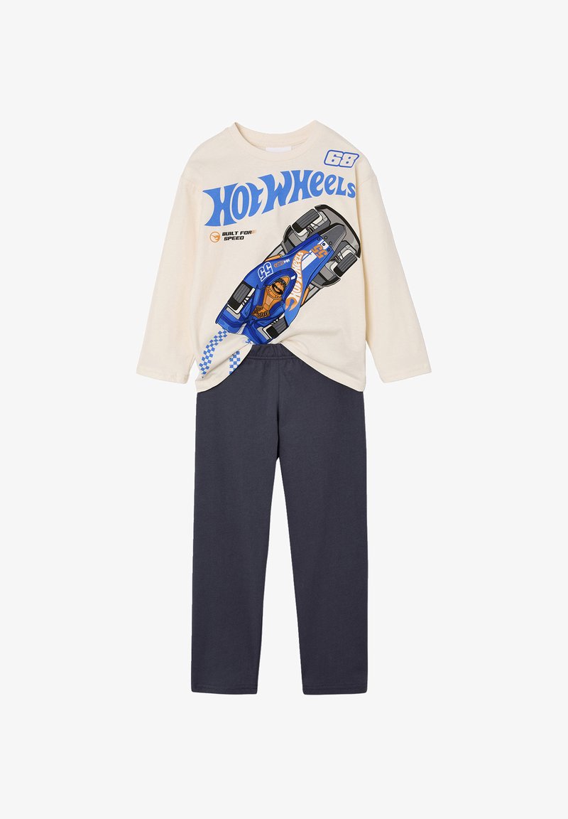 Cremefarbener Langarmshirt mit blauer Hot Wheels-Rennwagengrafik und marineblauen Hosen, lässiges Outfit für Kinder.