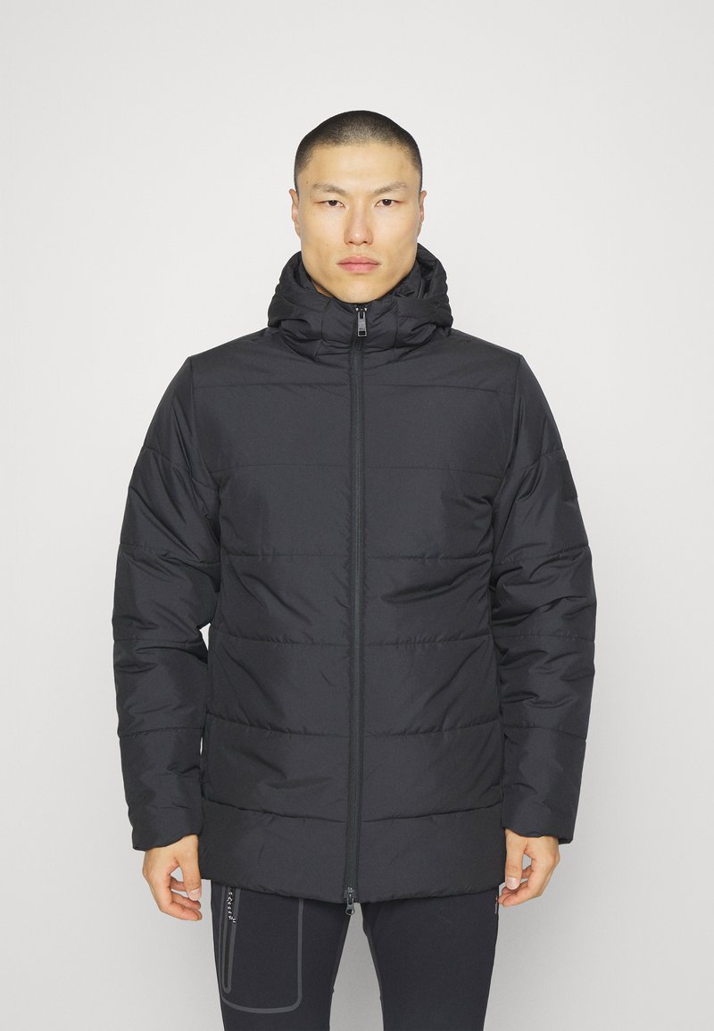 Giacca a vento nera con zip frontale, colletto alto e cappuccio. Presenta cuciture a righe orizzontali e una texture liscia e opaca.