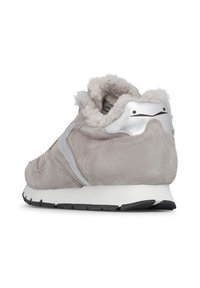 Sneaker in suede grigio chiaro con suola bianca, rivestimento morbido e linguetta sul tallone in argento con un minimalista design facciale nero.