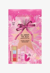 Juego de regalo de maquillaje en una caja rosa con estampado de estrellas. Incluye cinco productos de tamaño completo, que incluyen un producto labial y varios artículos de maquillaje coloridos.