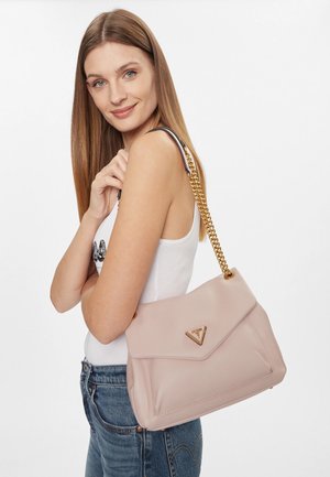 Borsa a tracolla in pelle rosa con design strutturato, tracolla in catena dorata e accento con logo triangolare. Superficie testurizzata e chiusura a pattina piegata.