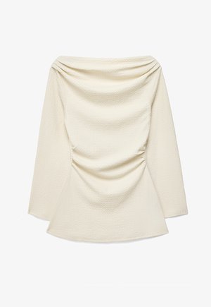 Białawy, teksturowany top z długim rękawem, szerokim dekoltem w łódkę i marszczonym detalem materiału w talii, ułożony na płaskiej powierzchni.