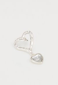 Boucle d'oreille en argent en forme de cœur avec un cadre texturé, comportant un pendentif en forme de cœur clair en gemme au bas. Tige renforcée pour un port confortable.