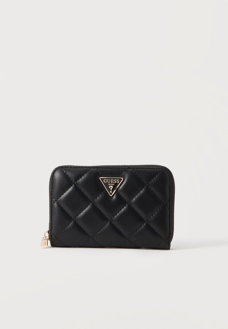 Portefeuille en cuir noir matelassé avec fermeture éclair dorée et logo Guess triangulaire doré sur le devant, sur fond blanc uni.