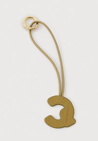 Breloc din piele maro deschis, cu un pandantiv în formă de C, împăturit cu cuvântul "COCCINELLE", atașat la un inel metalic aurit printr-o curelă din piele.