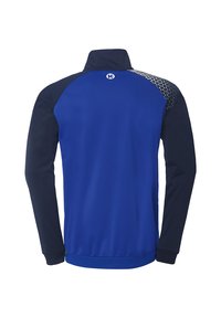 Blå atletisk jakke med høj krave, marineblå ærmer og et mønstret accent på den ene skulder. Fremstillet af glat, letvægtsstof.