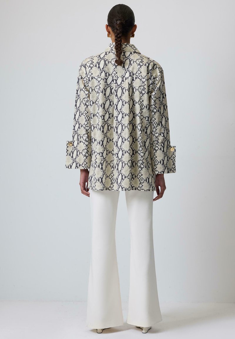 Touché Privé PATTERNED WITH WIDE CUFFS Camicia snake pattern