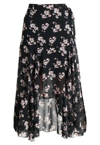 Černá květinová maxi sukně s překrytím, zdobená růžovými a bílými květinovými vzory, vyrobená z lehké, splývavé látky.