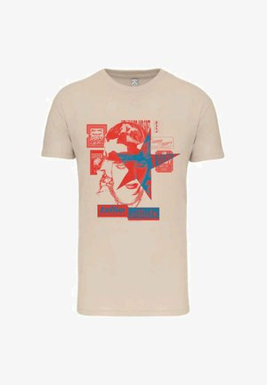 Beige t-paita, jossa punainen ja sininen kasvojen grafiikka, tähtikuvio ja teksti "billie eilish" sekä "HARD AND SOFT" -kiertueen lippumuotoilut.