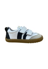 Zapatillas infantiles con parte superior de piel blanca, franjas de ante azul marino y puntera de ante gris. Presenta dos correas de velcro y una suela de goma.