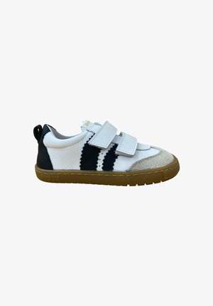 Zapatillas infantiles con parte superior de piel blanca, franjas de ante azul marino y puntera de ante gris. Presenta dos correas de velcro y una suela de goma.