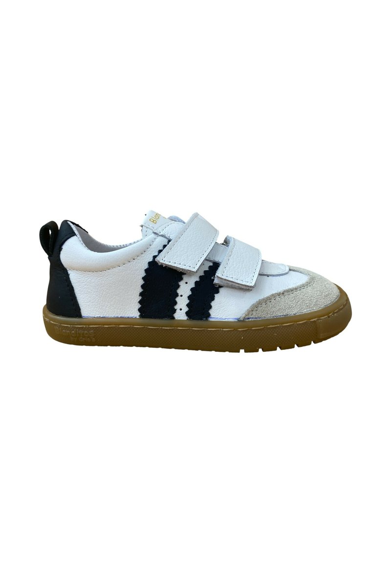 Zapatillas infantiles con parte superior de piel blanca, franjas de ante azul marino y puntera de ante gris. Presenta dos correas de velcro y una suela de goma.