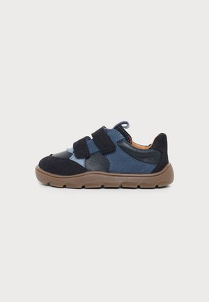 Chaussure décontractée pour enfant en noir et bleu avec deux bandes Velcro et une semelle épaisse marron sur fond blanc uni.