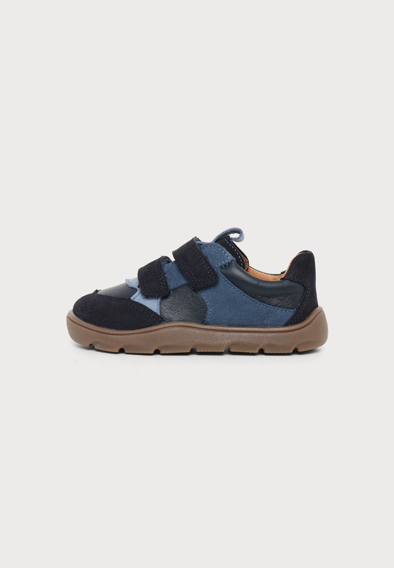 Chaussure décontractée pour enfant en noir et bleu avec deux bandes Velcro et une semelle épaisse marron sur fond blanc uni.