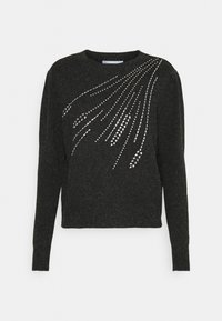 Schwarzer Pullover mit langen Ärmeln, rundem Ausschnitt und glatter Textur. Verfügt über dekorative metallische Akzente in einem diagonalen Muster auf einer Seite.