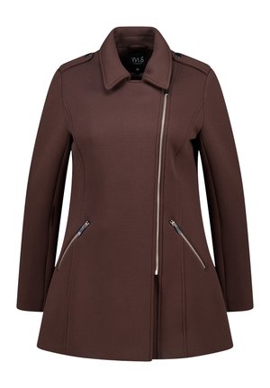 Manteau cintré pour femmes en marron foncé avec une fermeture éclair avant asymétrique et des poches latérales zippées, doté d'un large col et d'épaulettes.