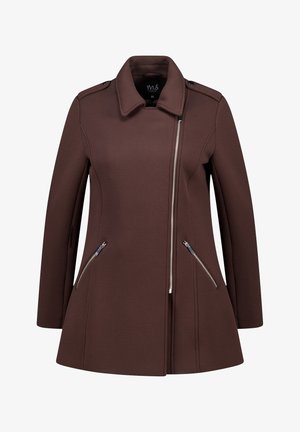 Manteau cintré pour femmes en marron foncé avec une fermeture éclair avant asymétrique et des poches latérales zippées, doté d'un large col et d'épaulettes.