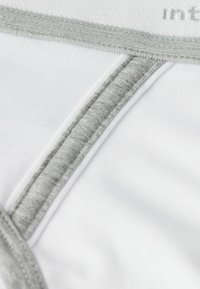 Weiße Unterwäsche mit grauem elastischem Rand, die eine weiche Textur und eine glatte Oberfläche aufweist. Die Nähte sind deutlich ordentlich und sicher.