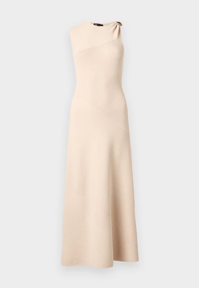 Robe midi sans manches beige côtelée avec encolure asymétrique et détail d'anneau argenté sur une épaule.